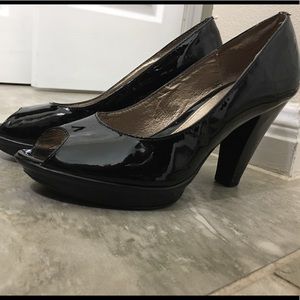 Sofft peep-toe patent leather heel